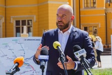 Konferencja prasowa przed dworcem Wrocław Główny poświęcona uruchomieniu bezpłatnych podróży pociągami po terenie Wrocławia dla posiadaczy biletów miejskich