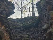 Zamek Radosno, pozostałości warowni,