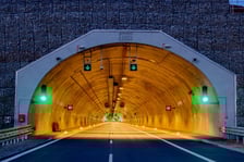 Oświetlony tunel na trasie S3