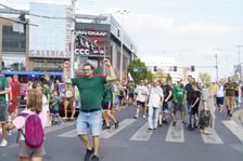 Godzina "W" we Wrocławiu. Ludzie zgromadzeni na pl. Dominikańskim