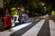 Tak wygląda nanoszenie oznakowania poziomego, czyli tzw. malowanki