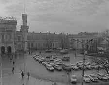 <p>Dworzec Gł&oacute;wny we Wrocławiu w latach 70. Elewacja zachodnia</p>