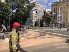 <p>Straż Pożarna neutralizowała substancje ropopochodne na jezdni kilku ulic we Wrocławiu</p>