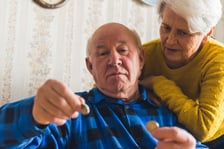 <p>W przypadku os&oacute;b ze świadczeniem między 2900 zł a 4630,96 zł brutto, czternastka zostanie zmniejszona zgodnie z zasadą złot&oacute;wka za złot&oacute;wkę.</p>
<p>Na przykład do emerytury 3500 zł brutto, czternastka będzie przysługiwać w kwocie mniejszej o 600 zł, czyli 1180,96 zł brutto.</p>
<p>Co ważne, czternastka będzie wolna od potrąceń, np. zajęć komorniczych. Nie będzie wliczać się do dochodu przy ubieganiu się o pomoc społeczną, alimenty czy 500 plus dla niesamodzielnych.</p>
<p>Z tej dodatkowej wypłaty zostanie pobrana jedynie składka zdrowotna oraz zaliczka na podatek dochodowy.</p>
<p>Emeryt, kt&oacute;ry pobiera świadczenie w kwocie minimalnej (1780,96 zł brutto) otrzyma dwie wypłaty w łącznej kwocie 3114,35 zł netto.</p>