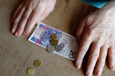 <p>Czternasta emerytura jest zawsze wypłacana z tzw. &bdquo;urzędu&rdquo;, co oznacza, że nie trzeba składać do ZUS żadnych wniosk&oacute;w.</p>
<p>Osoby uprawnione dostaną ją razem z emeryturą, rentą czy innym świadczeniem długoterminowym wypłaconym we wrześniu.</p>