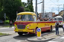 <p>Fredruś, Jelcz-og&oacute;rek w wersji kabriolet, to jeden z symboli Wrocławia. Zdjęcie pochodzi z parady zabytkowych pojazd&oacute;w zorganizowanej z okazji otwarcia trasy na Nowy Dw&oacute;r (wrzesień 2023 rok)</p>
