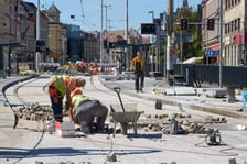 Ostatnie prace na torowisku na ulicy Kazimierza Wielkiego. Od czwartku będą już po nim jeździć tramwaje