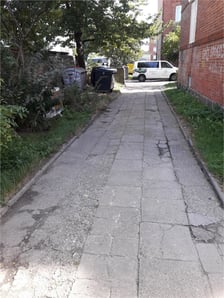 Podwórko przy Hallera przed rewitalizacją - chodnik