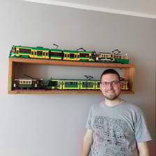 <p>Mateusz buduje, czyli Mateusz Wawrowski ze częścią swoich prac z klock&oacute;w Lego</p>