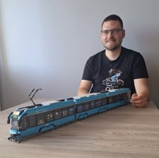 <p>Mateusz Wawrowski, poznański motorniczy, wykonał z klock&oacute;w Lego wrocławską Gammę</p>