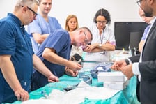 Neurochirurdzy i radiolodzy z Uniwersyteckiego Szpitala Klinicznego we Wrocławiu wykorzystali nowy typ urządzeń do leczenia tętniaków mózgu.