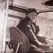 Kierowca autobusu zakładowego za kierownicą autobusu jelcz 043 w roku 1977