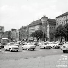 Parking przed Dworcem Głównym PKP we Wrocławiu w roku 1970. Na pierwszym planie od lewej dwa samochody FSO Syrena, Trabant, a za nim FSO Warszawa i Jelcz 043