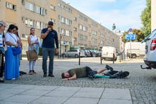<p>Inscenizowana akcja ratunkowa w ramach Wrocławskiej Akademii Pierwszej Pomocy</p>