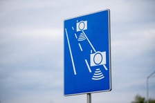 <h2>Nowe urządzenia do odcinkowego pomiaru prędkości</h2>
<p>- Projekt rozbudowy systemu automatycznego nadzoru nad ruchem drogowym aktualnie wchodzi w kolejny etap. CANARD podpisał umowę z firmą Sprint S.A. na dostawę i montaż <span style="font-weight: bold;">43 urządzeń odcinkowego pomiaru prędkości</span>. Systemy UnicamVELOCITY 4 zostaną zamontowane na drogach ekspresowych i autostradach - poinformował w styczniu 2025 r. Gł&oacute;wny Inspektorat Transportu Drogowego.</p>