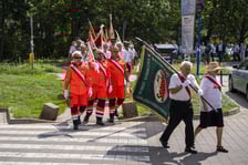 <p>Składanie kwiat&oacute;w pod pomnikiem "Solidarności"</p>