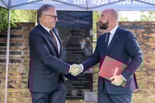 <p>Składanie kwiat&oacute;w pod pomnikiem "Solidarności"</p>