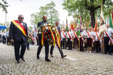 <p>Składanie kwiat&oacute;w pod pomnikiem "Solidarności"</p>