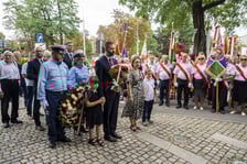 <p>Składanie kwiat&oacute;w pod pomnikiem "Solidarności"</p>