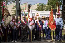<p>Składanie kwiat&oacute;w pod pomnikiem "Solidarności"</p>