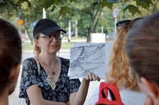 <p>Spacer sąsiedzki po Psim Polu (18.08.2024), oprowadzają Monika Glińska i Zhanna Nogina</p>