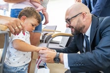 <p>Kierowca MPK uratował duszące się dziecko. Do bohaterskiej akcji doszło w niedzielę, 18 sierpnia, przy placu Jana Pawła II we Wrocławiu. Na zdjęciu prezez MPK Witold Woźny i uratowany chłopiec</p>