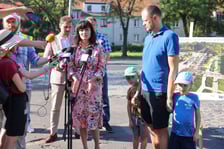 <p>Przed mikrofonami: Izabela Folga-Łozińska z rady osiedla Strachocin-Swojczyce-Wojn&oacute;w, obok Stanisław Piątek z tej samej rady / spotkanie na pętli Sępolno w sprawie budowy TAT na Swojczyce, 30 sierpnia 2024</p>
