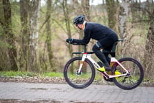 <p>Adrian Kostera na rowerze w okolicach Staw&oacute;w Milickich na Dolnym Śląsku</p>