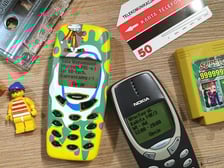 <p>Stare telefony komórkowe. Eksponaty w Sali Wspomnień Muzeum PRL-u i lat 90.&nbsp;</p>