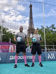 Rafał Świerczek, wrocławianin, sędziuej mecz blind footballu na paraolimpiadzie w Paryżu
