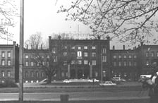 <p>Dworzec Wrocław Nadodrze w 1980 r. Budynek frontowy. Zbiory Wydziału Architektury PWr</p>