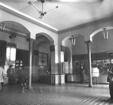 <p>Hol. Dworzec Wrocław Nadodrze w 1980 r. Zbiory Wydziału Architektury PWr</p>