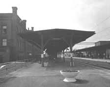 <p>Peron. Dworzec Wrocław Nadodrze w 1980 r. Zbiory Wydziału Architektury PWr</p>