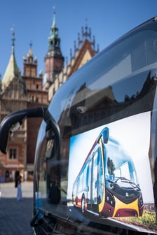 Konferencja o nowej umowie na połączenia aglomeracyjne i prezentacja autobusów, które będą je obsługiwać od sierpnia 2025 roku
