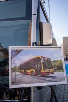 Konferencja o nowej umowie na połączenia aglomeracyjne i prezentacja autobusów, które będą je obsługiwać od sierpnia 2025 roku