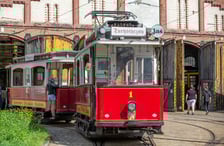 <p>Zabytkowy tramwaj na tle hali zajezdni przy ulicy Legnickiej</p>