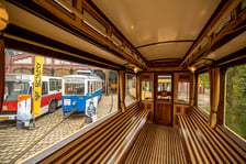 wnętrze zabytkowego tramwaju