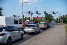 <p>Skrzyżowanie ul. Na Ostatnim Groszu/ Bystrzycka/ Gądowianka.</p>
<p>Montaż system&oacute;w RedLight na newralgicznych skrzyżowaniach i przejazdach kolejowo-drogowych ma wpłynąć na poprawę bezpieczeństwa i zmianę zachowania kierujących.</p>
<p>Urządzenia rejestrujące przejazd na czerwonym świetle to kamery, kt&oacute;re działają na zasadzie wideodetekcji, obserwują przejazd kolejowy oraz zainstalowane tam sygnalizatory.</p>
<p>Oprogramowanie systemu zostało tak skonfigurowane, aby rejestrowane były wyłącznie pojazdy wjeżdżające za sygnalizator w&oacute;wczas, gdy nadawany jest sygnał czerwony.</p>
<p>Należy zaznaczyć, że wjazd za sygnalizator nadający sygnał czerwony jest zabroniony od chwili jego włączenia, urządzenia uwzględnia oczywiście czas reakcji kierującego i obowiązuje do końca jego nadawania.</p>