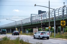 <p>Przejazd kolejowy przy ul. Szczecińskiej</p>
<ul>
<li>Wysokość grzywny nakładanej w drodze mandatu karnego za niestosowanie się do sygnał&oacute;w świetlnych na skrzyżowaniu wynosi 500 zł. Sprawca dostaje r&oacute;wnież 15 punkt&oacute;w karnych.</li>
<li>Za naruszenie przez kierującego pojazdem na przejeździe kolejowym zakazu wjazdu za sygnalizator przy sygnale czerwonym mandat wynosi 2 000 złotych.</li>
<li>Jeśli w ciągu dw&oacute;ch lat dojdzie drugi raz do tego samego wykroczenia, kierowca zapłaci podw&oacute;jną karę, czyli 4 000 zł.</li>
</ul>