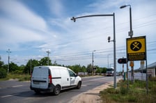 <p>Przejazd kolejowy przy ul. Szczecińskiej.</p>
<p>Generalny Inspektorat Transportu Drogowego (GITD) planuje montaż nowych ż&oacute;łtych kamer i fotoradar&oacute;w.</p>
<p>W sumie w całym kraju będzie to 128 stacjonarnych urządzeń rejestrujących, służących do ujawniania wykroczeń w ruchu drogowym. Wszystko w ramach projektu - &bdquo;Rozw&oacute;j operacyjności Centrum Automatycznego Nadzoru nad Ruchem Drogowym w zarządzaniu bezpieczeństwem ruchu drogowego na polskich drogach&rdquo;.</p>
<ul>
<li>43 urządzenia do odcinkowego pomiaru prędkości,</li>
<li>70 urządzeń punktowego pomiaru prędkości,</li>
<li>10 urządzeń do monitorowania przejazdu na czerwonym świetle na skrzyżowaniach,</li>
<li>5 urządzeń do monitorowania przejazdu na czerwonym świetle na przejazdach kolejowych.</li>
</ul>