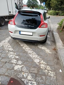 <p>Przykłady niezgodnego z prawem parkowania</p>