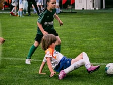 <p><strong>21-22.09, 28-29.09 &ndash; Tarczyński Arena Cup</strong></p>
<p>6. edycja turnieju dla młodych piłkarzy i piłkarek w czterech kategoriach wiekowych U7, U8, U9 i U10. Zawodnicy będą rywalizować w turniejach eliminacyjnych na sztucznych boiskach na terenie parkingu stadionu od strony ul. Lotniczej. Najlepsze ekipy zmierzą się w turnieju finałowym na płycie gł&oacute;wnej Tarczyński Areny. Turnieje eliminacyjne odbędą się w weekendy: 21-22.09, 28-29.09, 12-13.10 oraz 19-20.10, zaś finały odbędą się w ostatnim tygodniu października. Więcej informacji na:&nbsp;<a href="https://www.facebook.com/TarczynskiArenaCup">www.facebook.com/TarczynskiArenaCup</a></p>
