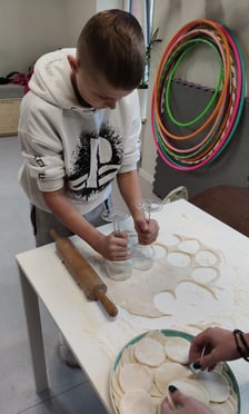 <p class="MsoNormal">Ważnym elementem każdego dnia w Centrum jest wsp&oacute;lne przygotowanie i zjedzenie obiadu. Uczy to nie tylko podstawowych zasad savoir vivre przy stole, ale też rozwija umiejętności kulinarne.</p>