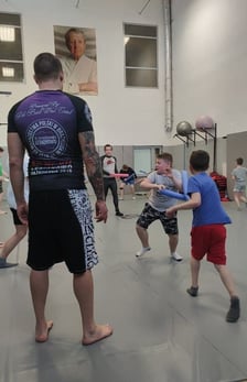 <p class="MsoNormal">Dzięki wsp&oacute;łpracy z 23 Evolution, chłopcy mogą uczestniczyć w cotygodniowych treningach sztuk walk. Treningi pozwalają pracować nad formą fizyczną oraz psychiczną dzieci.</p>