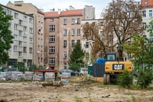 Wycinka drzew na kleczkowskim podwórku została na razie wstrzymana.