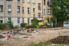 Wycinka drzew na kleczkowskim podwórku została na razie wstrzymana.