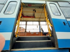 <p>Konstal 105, przyszły foodtram, jest już na terenie dawnej zajezdni tramwajowej Dąbie, w kt&oacute;rej mieści się Czasoprzestrzeń</p>