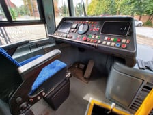 <p>Konstal 105, przyszły foodtram, jest już na terenie dawnej zajezdni tramwajowej Dąbie, w kt&oacute;rej mieści się Czasoprzestrzeń</p>