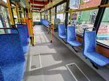 <p>Konstal 105, przyszły foodtram, jest już na terenie dawnej zajezdni tramwajowej Dąbie, w kt&oacute;rej mieści się Czasoprzestrzeń</p>