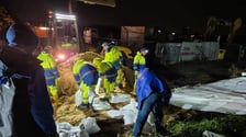 Pracownicy MPWiK zabezpieczający wał
